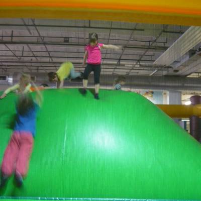 Huepfburg zum Springen und Toben.JPG huepfburg zum springen und toben