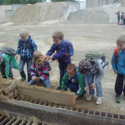 wir werfen sand in den trichter